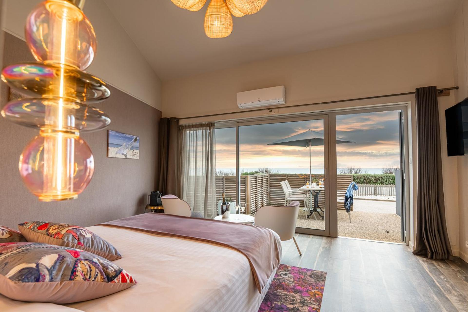 Logis Hotellerie Les Brisants , Restaurant J M Perochon Бретиньоль-сюр-Мер Экстерьер фото