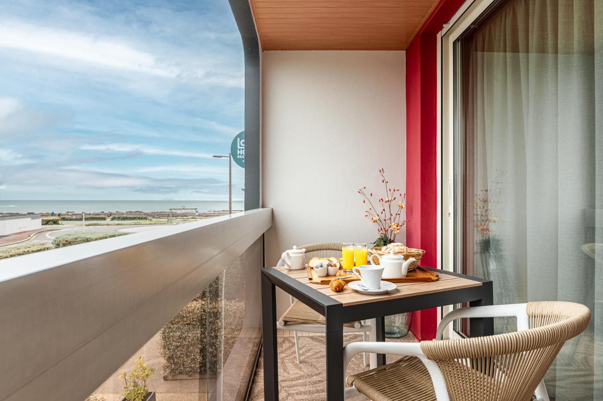 Logis Hotellerie Les Brisants , Restaurant J M Perochon Бретиньоль-сюр-Мер Экстерьер фото