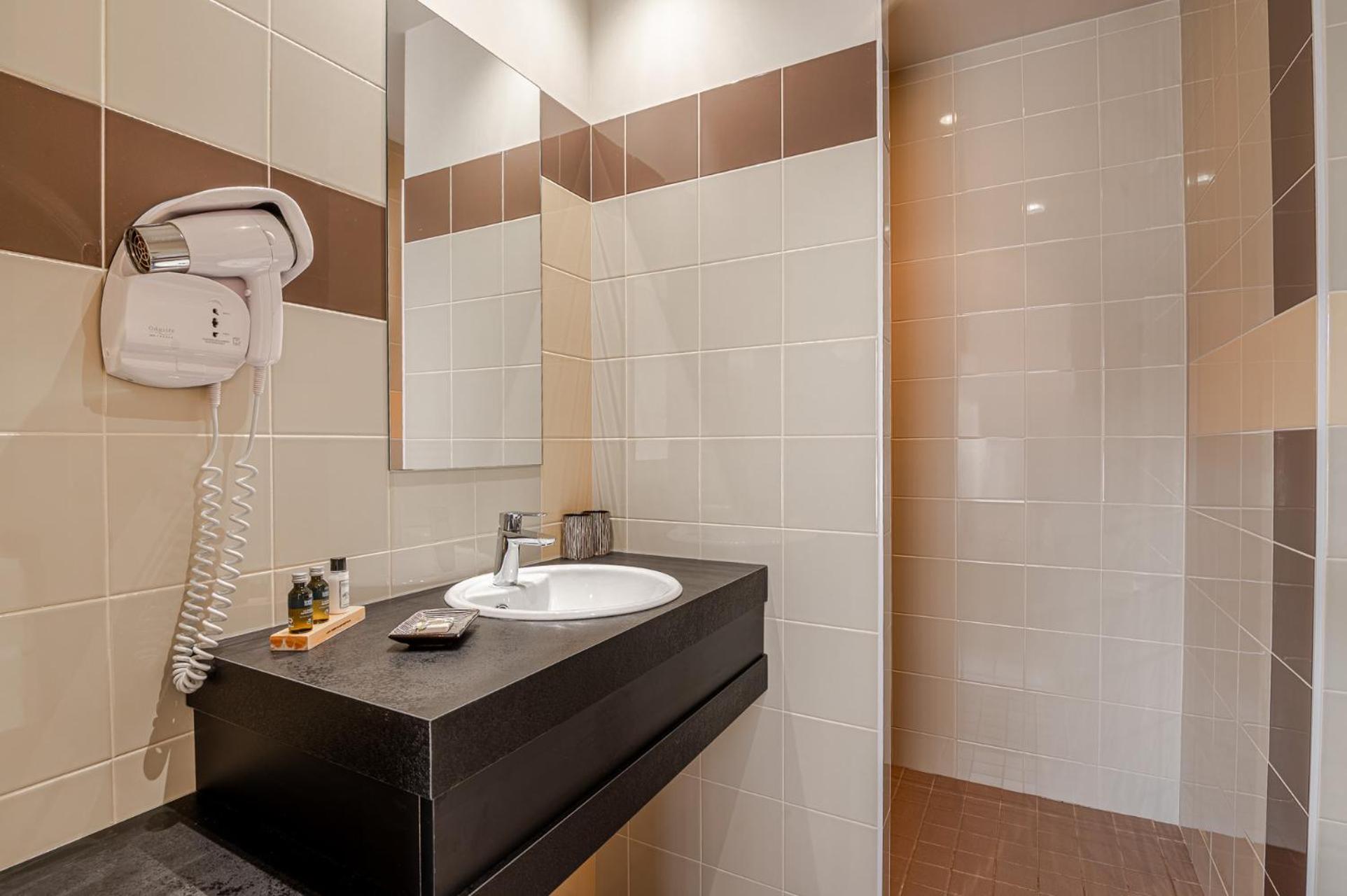 Logis Hotellerie Les Brisants , Restaurant J M Perochon Бретиньоль-сюр-Мер Экстерьер фото