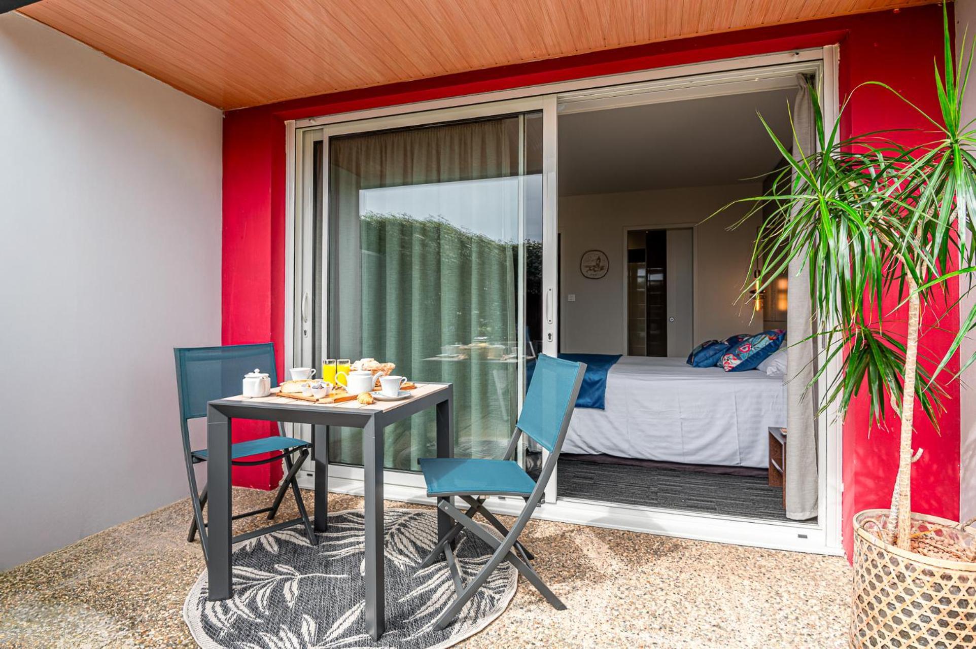 Logis Hotellerie Les Brisants , Restaurant J M Perochon Бретиньоль-сюр-Мер Экстерьер фото