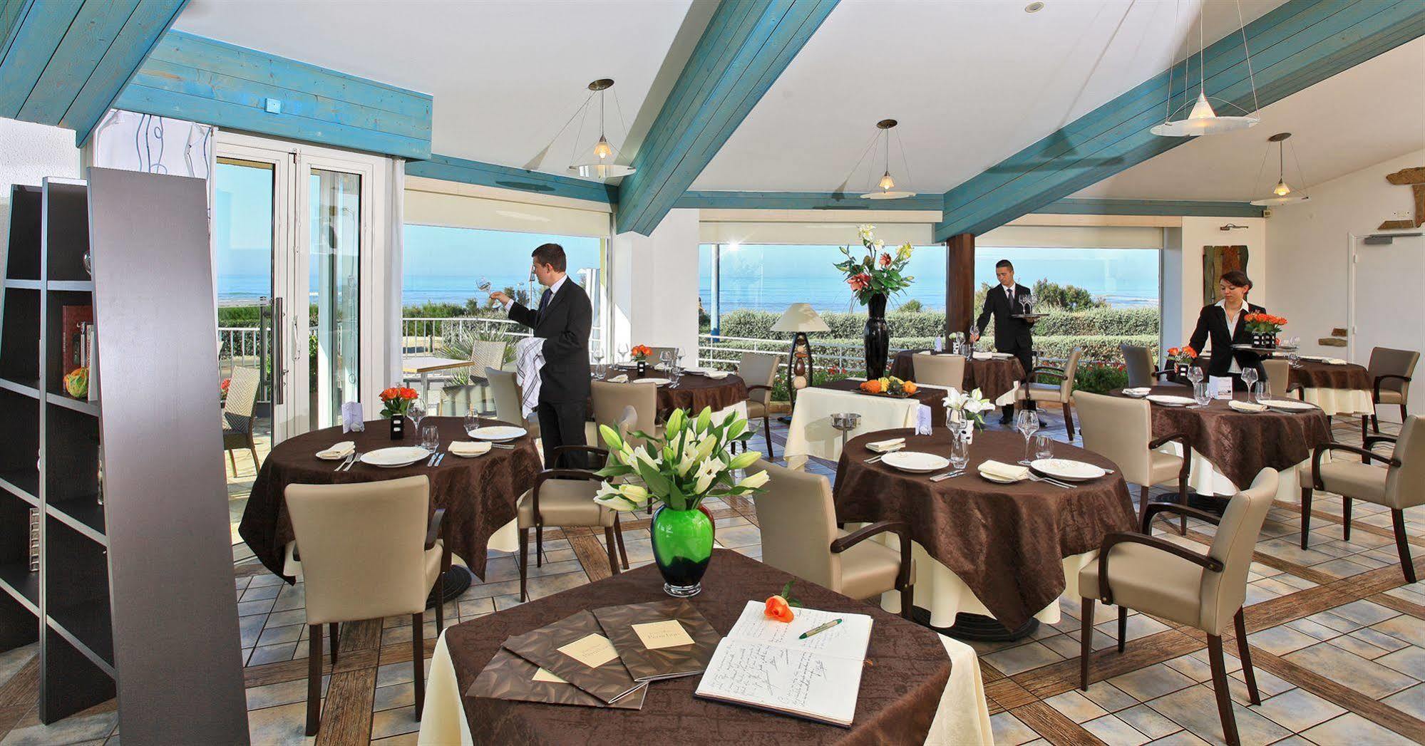 Logis Hotellerie Les Brisants , Restaurant J M Perochon Бретиньоль-сюр-Мер Экстерьер фото