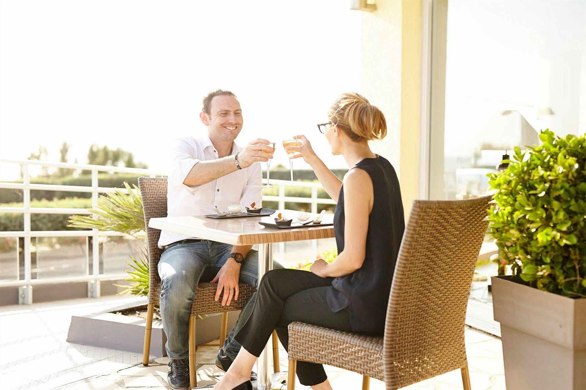 Logis Hotellerie Les Brisants , Restaurant J M Perochon Бретиньоль-сюр-Мер Экстерьер фото
